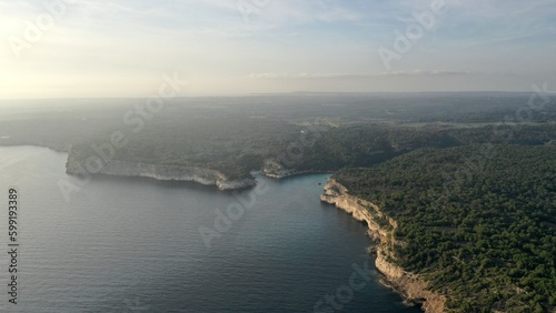 survol aérien des plages de cala Galdana à Minorque dans les iles baléares en Espagne