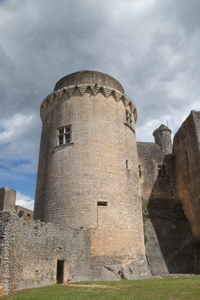 La haute tour ronde du château médiéval de Bonaguil en Lot-et-Garonne