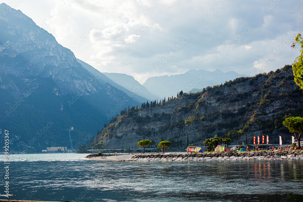 Jezioro Garda - promienie słonca nad wzgórzem
