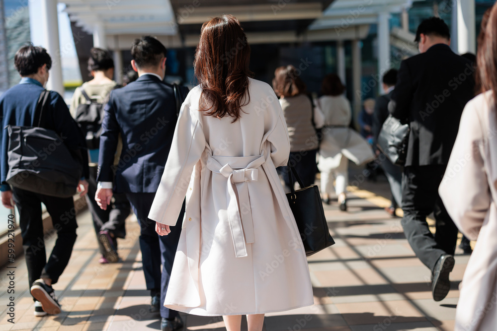 出勤する女性の上半身の後ろ姿　　