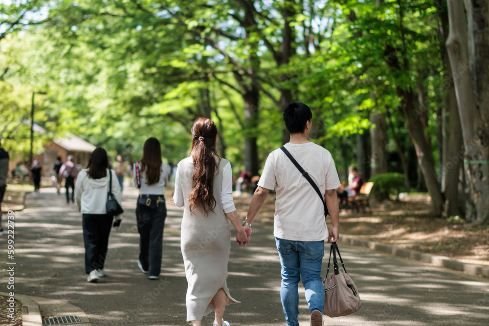 公園でデートするカップル