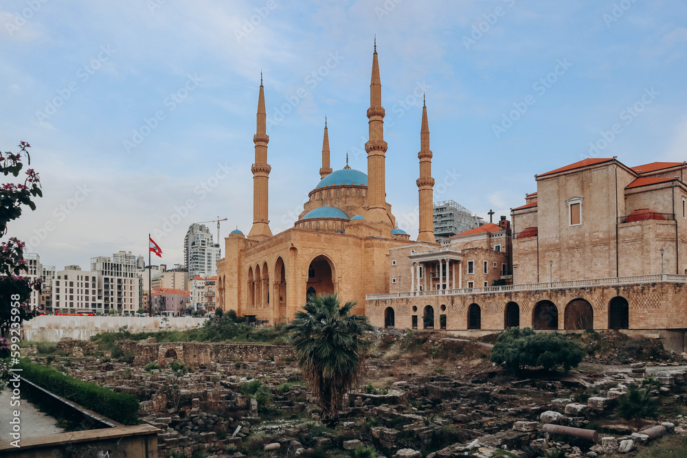 Fototapeta premium Beirut, Lebanon — 24.04.2023: The Mohammad Al-Amin Mosque, a Sunni Muslim mosque located in downtown Beirut..