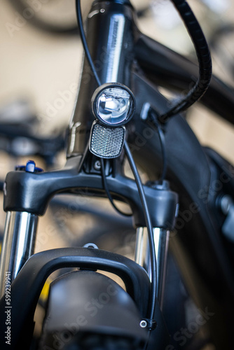 Une lampe sur l'avant d'un vélo électrique noir dans un magasin de vélo