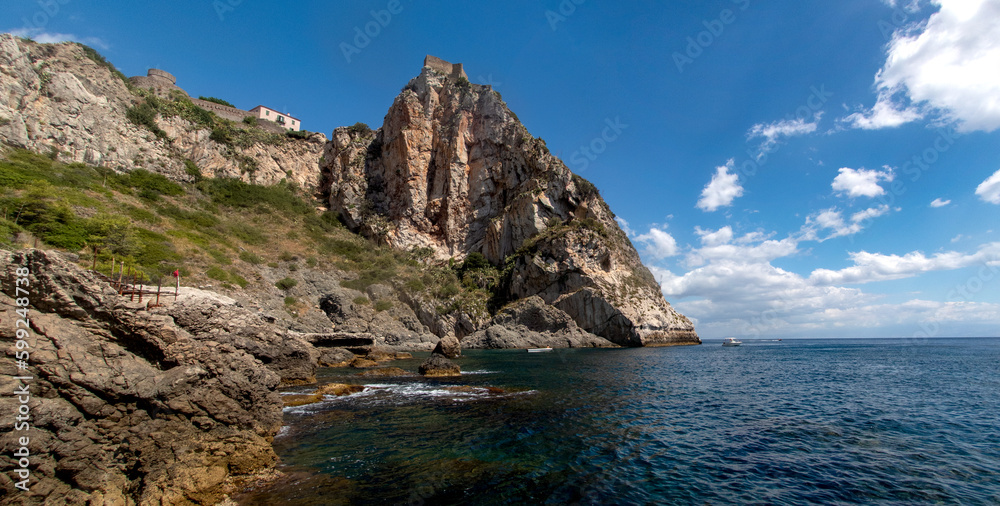 Rupe di Sant'Alessio Siculo vista da Fondaco del Prete Rupe di Sant'Alessio Siculo vista da Fondaco del Prete
