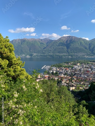Aussicht von Orselina auf die Stadt Locarno und den See Lago Maggiore im Tessin, Schweiz
