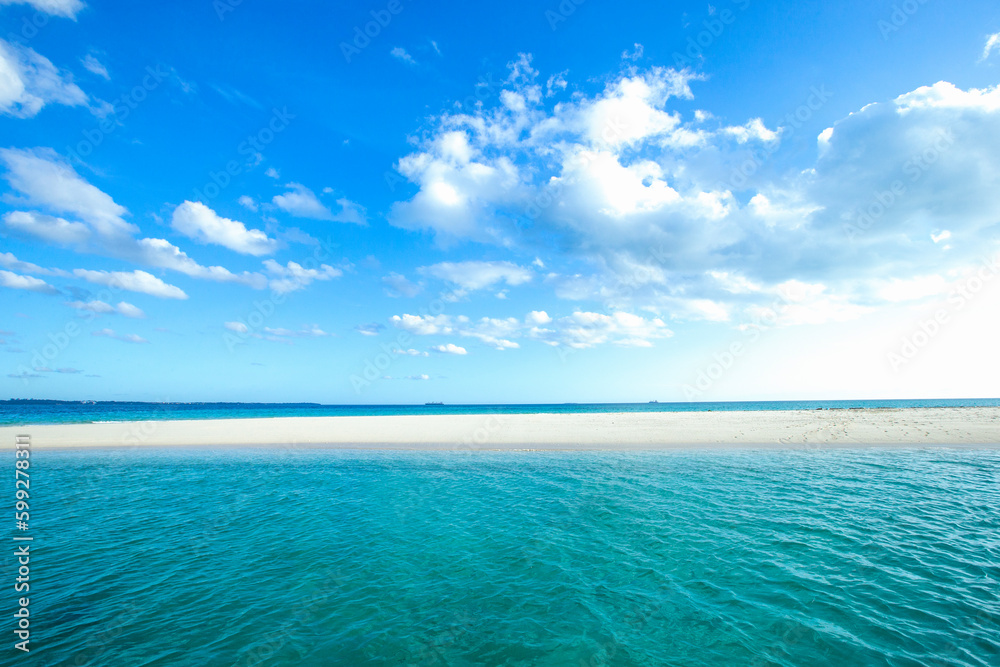 Obraz premium Beautiful sky and blue sea