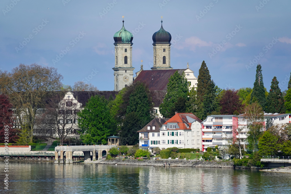 Blick über einen Teil von Friedrichshafen am Bodensee, mit Wohnhäusern, Bäumen und zwei Klostertürmen