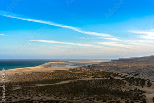 Bah  a turquesa de arena amarilla y cielo azul 