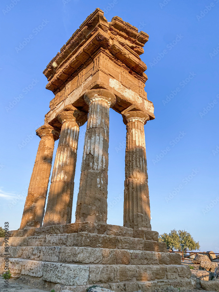 Dettaglio architettonico della Valle dei templi a Agrigento in Sicilia - Italia