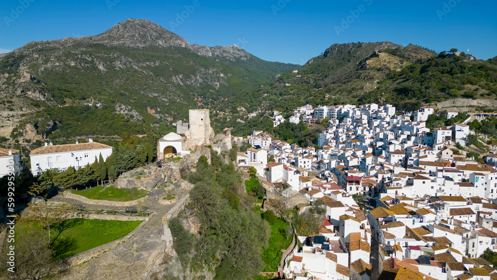 vista del bonito pueblo blanco de Casares en la provincia de Málaga, España