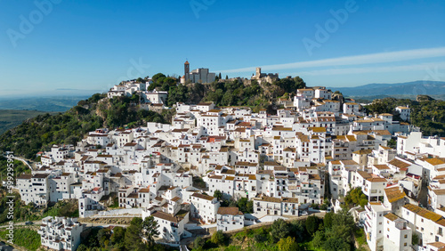 Tableau sur toile vista del bonito pueblo blanco de Casares en la provincia de Málaga, España