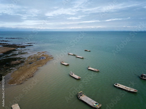 Des barges d'ostréiculteurs sur l'ile de Ré photo