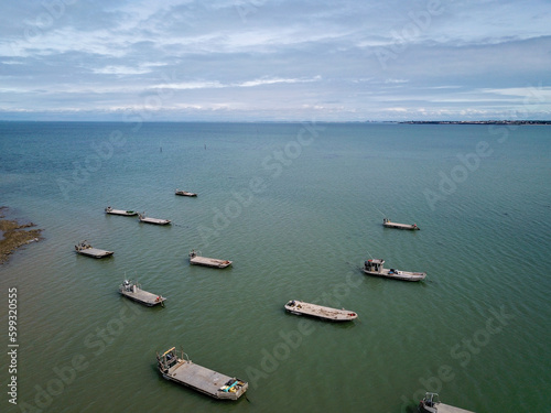 Des barges d'ostréiculteurs sur l'ile de Ré photo