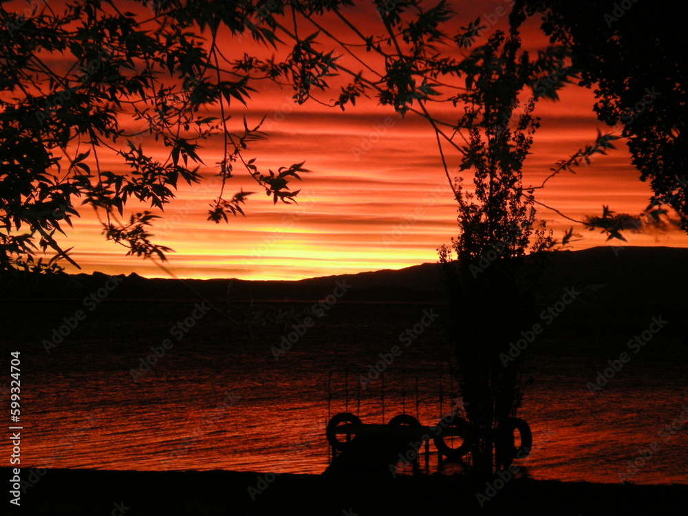 Obraz premium incredible sunrise over lake pueyrredon in the province of santa cruz, argentine patagonia