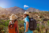 dos excursionistas turistas mirando el cerro y señalando al paisaje montañosos desérticos en el Valle del Elqui