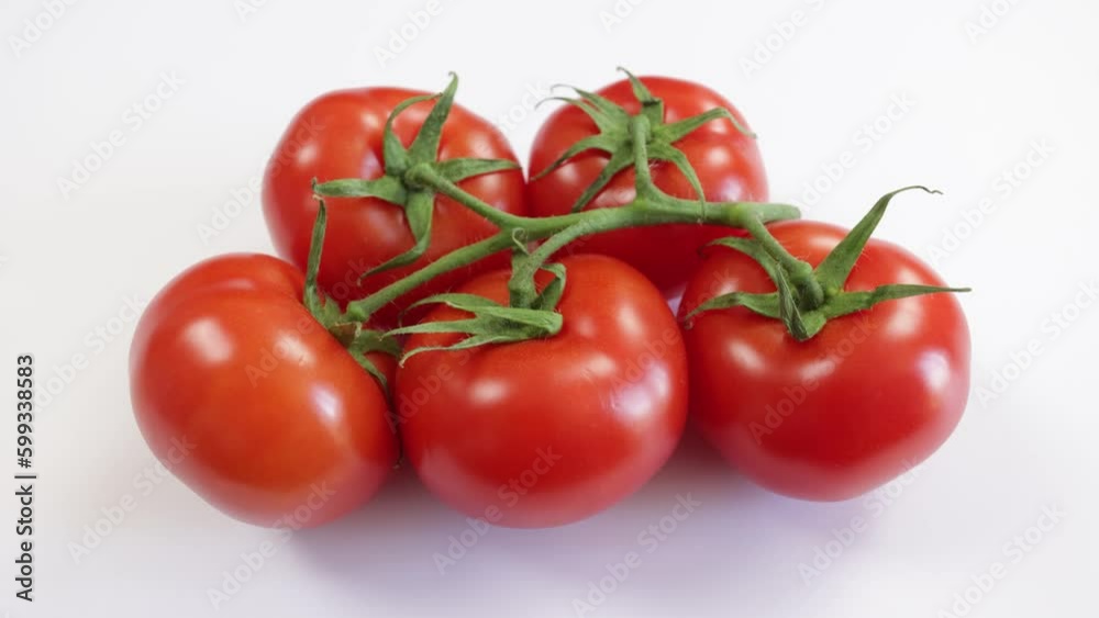 grappe de tomates rouges, en gros plan, isolé sur un fond blanc grappe de tomates rouges, en gros plan, isolé sur un fond blanc