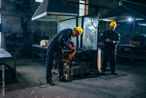 Foto Supervisor observing metal worker.