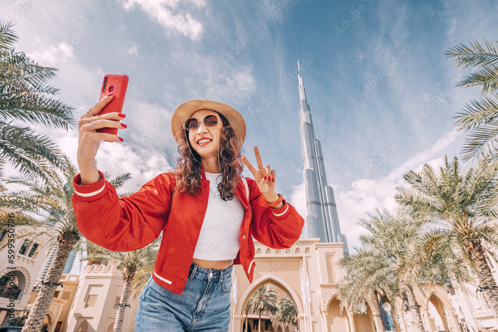 Happy Tourist Asian Girl Taking Selfie Photos For Her Travel Blog In Dubai Downtown Foto De