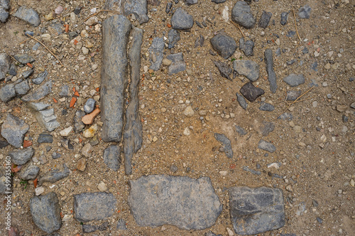 imagen detalle textura suelo de tierra con piedras enterradas de distintos tamaños, formas y colores 