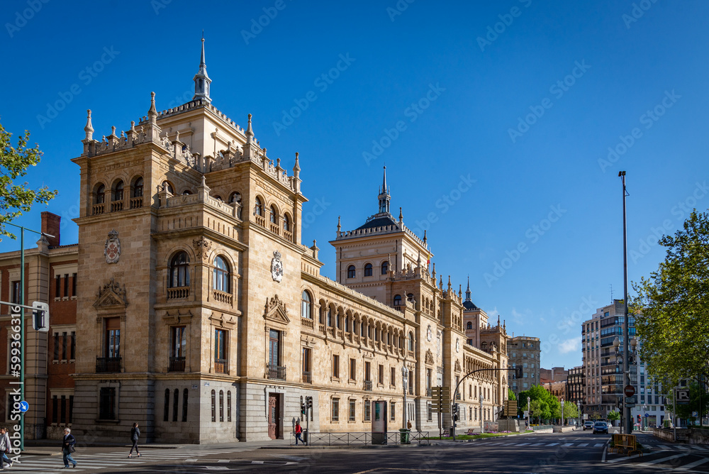 ciudad mediana en España en la hore bruja con edificios antiguos