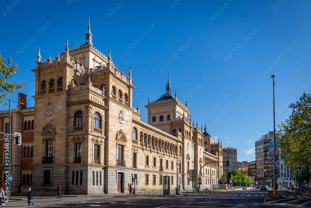 Obraz premium ciudad mediana en España en la hore bruja con edificios antiguos