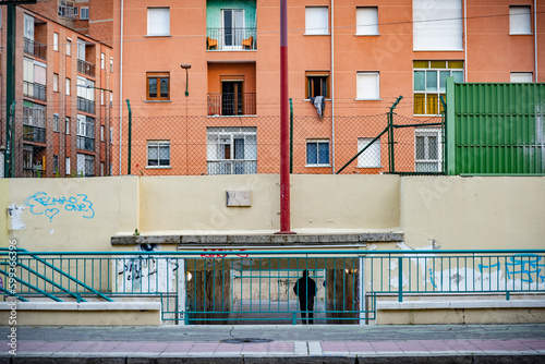 ciudad mediana en España en la hore bruja con edificios antiguos