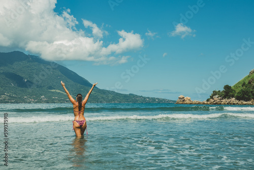 Mulher feliz de costas com braços abertos