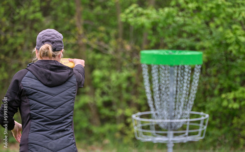 Disc golf basket with lady final shot disc