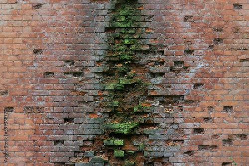 Stary zniszczony mur z czerwonych cegieł