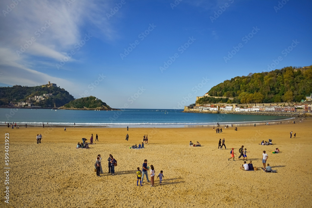 PLAYA DE ARENA CON GENTE EN UN DÍA SOLEADO EN SAN SEBASTIÁN, ESPAÑA. PLAYA DE ARENA CON GENTE EN UN DÍA SOLEADO EN SAN SEBASTIÁN, ESPAÑA.