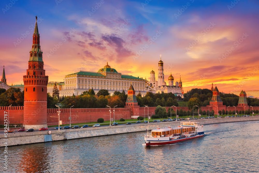 Obraz premium Moscow river and kremlin at sunset, Moscow, Russia
