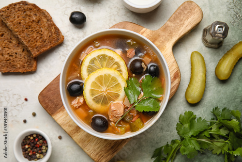 Foto Bowl of tasty Hodgepodge soup on light background