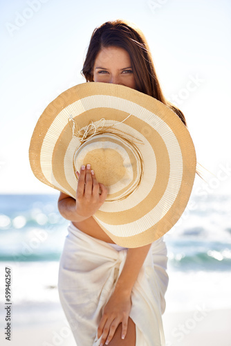 Fotografie Peeking over her sunhat