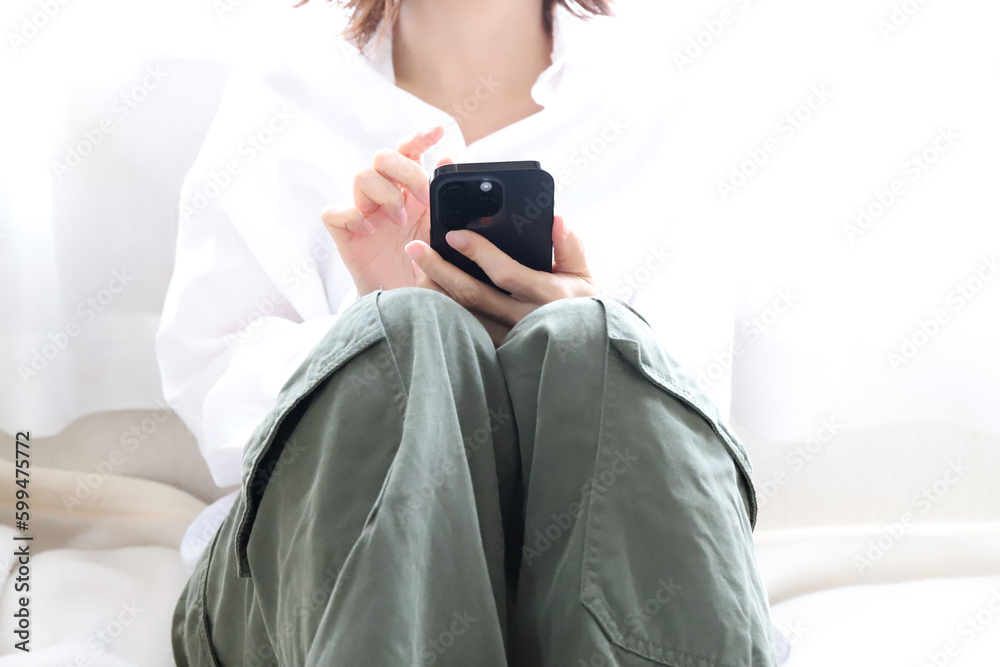 スマホを使う女性の手元 スマホを使う女性の手元