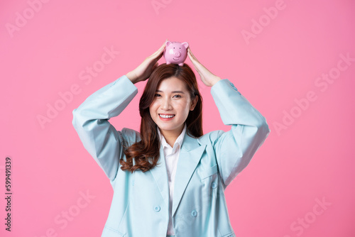 Asian businesswoman portrait on pink background © 1112000