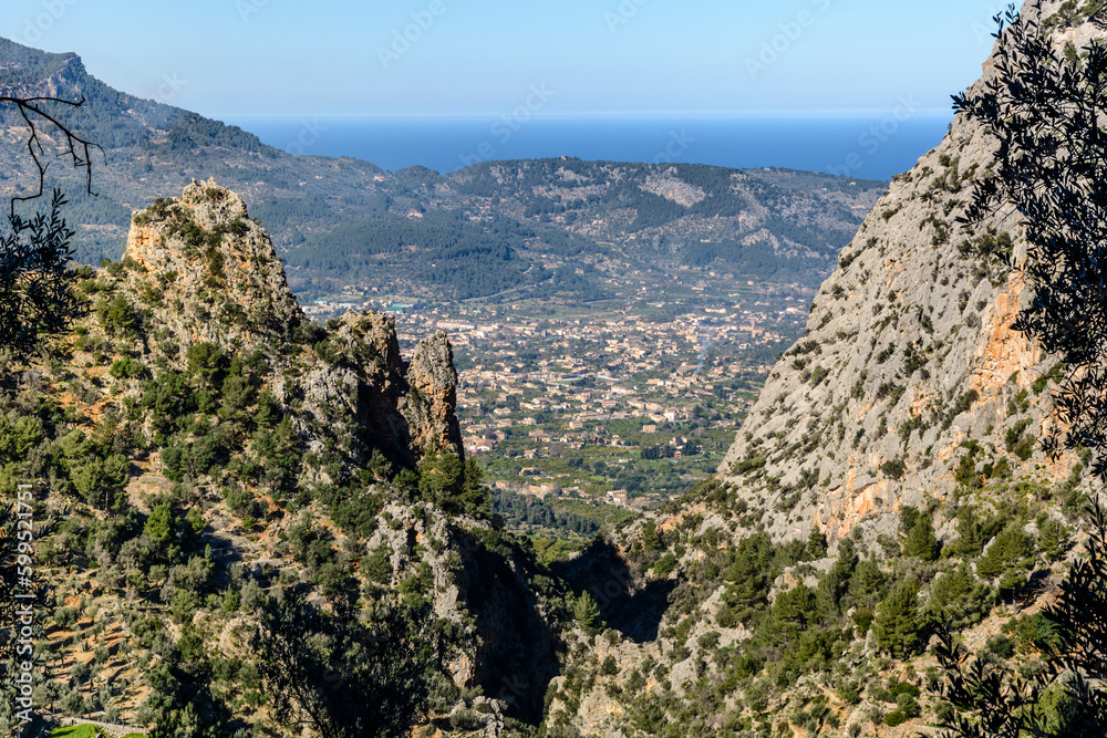 Blick durch die Schlucht von Biniaraix auf Soller, Mallorca, Balearen, Spanien