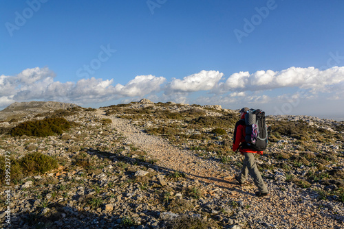 Wanderer auf dem Fernwanderweg GR 221 zwischen Valldemossa und Deia, Mallorca, Spanien