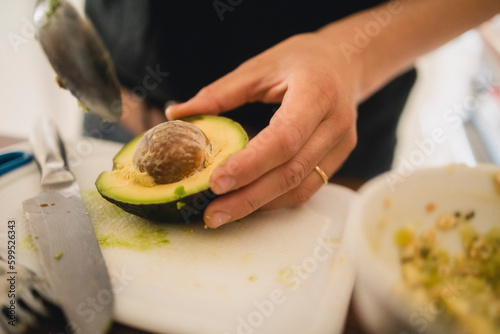 Avocado beim Kochen in der Küche photo