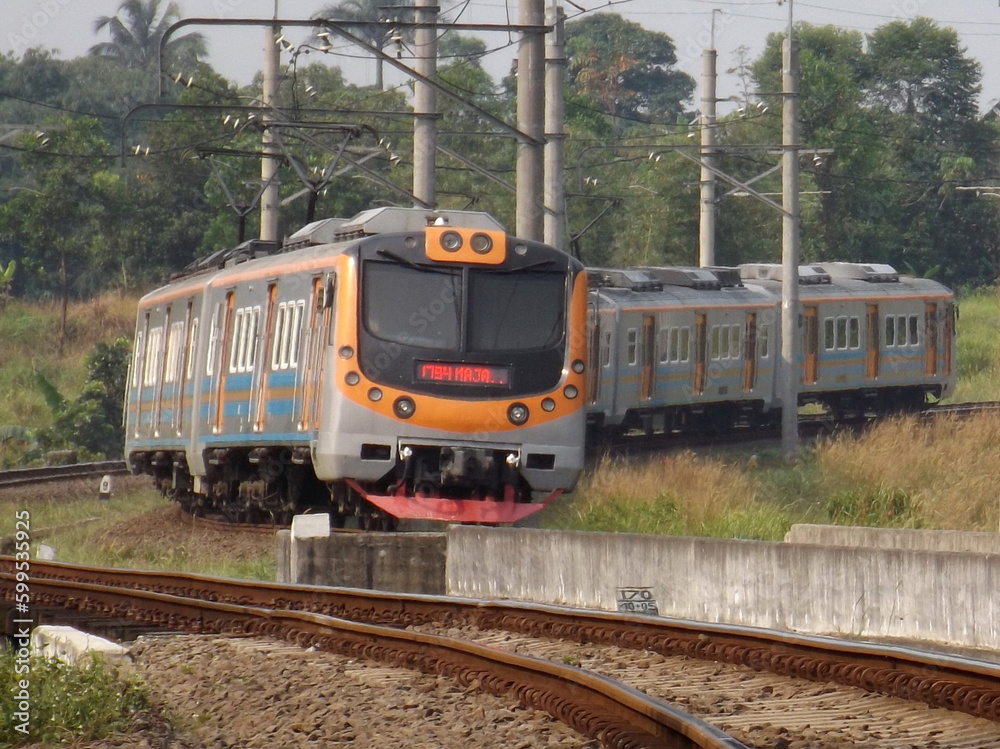 Obraz premium Commuter Train Passes the Sharp Curve Railway