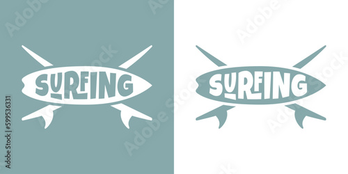 Logo club de surf. Palabra surfing con letras estilo hawaiano en silueta de tabla de surf sobre tablas cruzadas