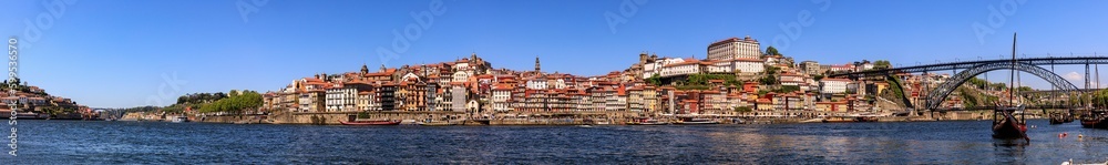 Vista panorámica desde la orilla del Duero en Oporto, con la rivieria y sus casa de colores