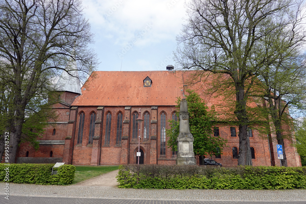 Dom Sankt Peter und Paul, gotische Hallenkirche in Bardowick Dom Sankt Peter und Paul, gotische Hallenkirche in Bardowick