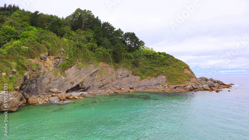 Ein malerischer See, eingebettet in eine atemberaubende Berglandschaft, strahlt eine Aura von Ruhe und Schönheit aus.