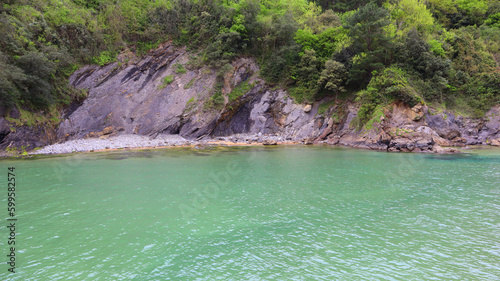 Ein malerischer See, eingebettet in eine atemberaubende Berglandschaft, strahlt eine Aura von Ruhe und Schönheit aus.