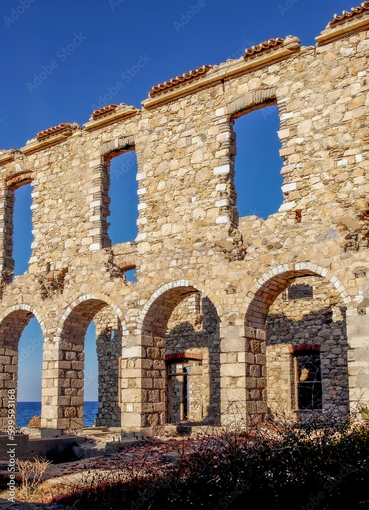 Ruine am Meer auf einer griechischen Insel