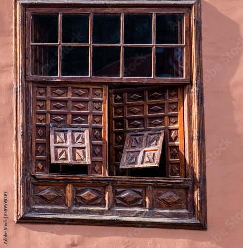 Historische Holzfenster an einem alten Gebäude in Garachico auf der Insel Teneriffa