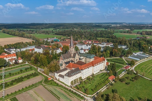 Das Kloster St. Ottilien nördlich des Ammersees in Oberbayern aus der Luft