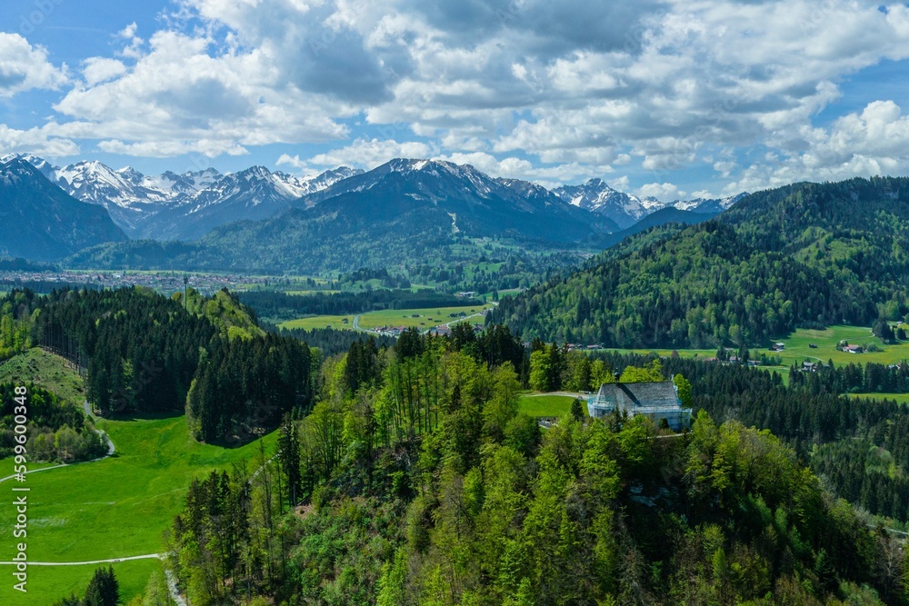Blick ins Oberallgäu auf Oberstdorf und die Allgäuer Hochalpen im Frühling

