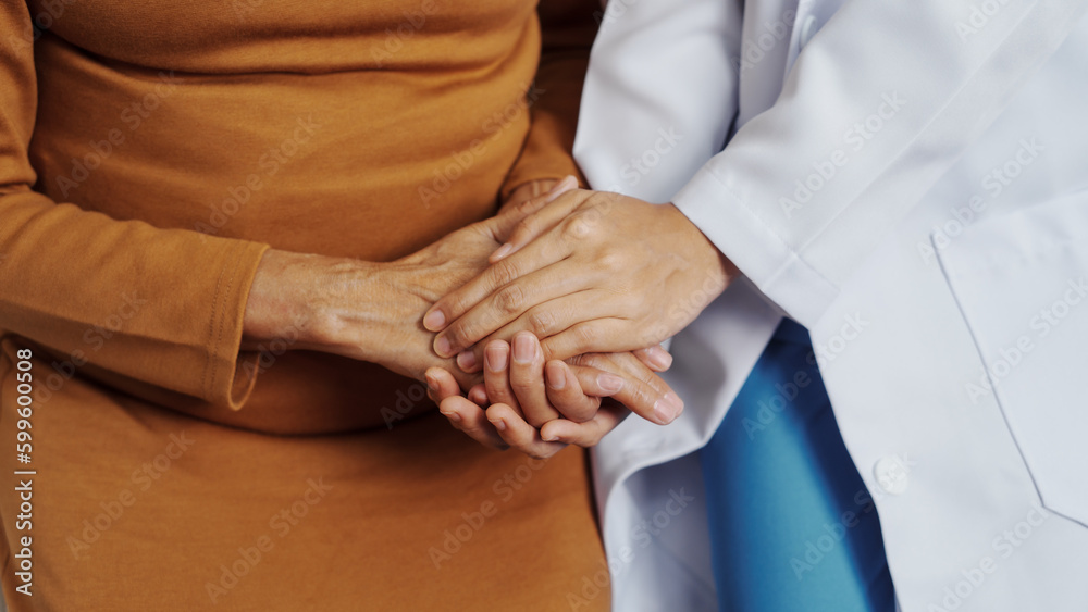 Elderly Asian female patients with cancer specialists meet by appointment to receive treatment advice for breast, cervical, lung cancer.