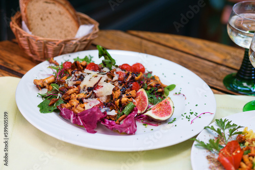Delicious salad with chanterelles and figues
